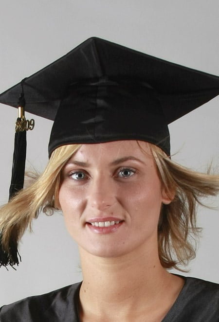 Coiffe satinée, chapeau satin pour toge de remise de diplôme: tenue sur-mesure