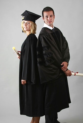 Toges et tenues sur-mesure pour remises de diplômes grandes écoles et universités
